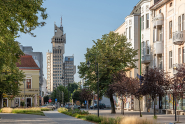 Az építkezés egyik nem titkolt célja a város magyar vonatkozású építészetének felülírása csak részben sikerült, az új városháza azonban vitathatatlanul a városkép meghatározó eleme lett. A 2020-as évek óta óvatos viták indultak a védetté nyilvánításával kapcsolatban is.
 
