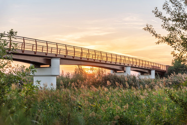 A Hortobágyi Nemzeti Park területén épült híd legnagyobb, középső nyílásának főtartói konzolosan kinyúlnak a szélsők fölé, hogy a legnagyobb nyomaték ne a nyílás közepén, hanem a támaszok fölött keletkezzen; mindezt a főtartók magassága is leköveti. Elrendezést tekintve egyetlen hasonló, nagyobb párja hazánk legmagasabb vasúti hídja, a lillafüredi erdei vasút Mély-völgyi viaduktja.

 

