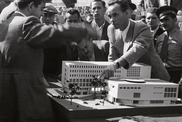 Rajk László a MÉMOSZ székház alapköletételén, 1948. július 17.
