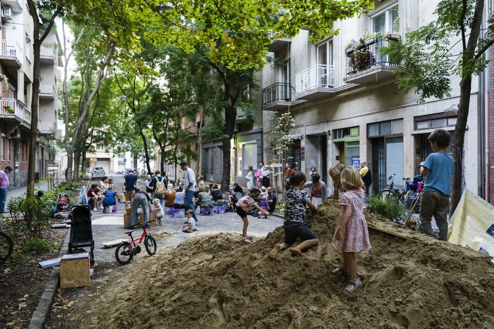 Bogyó Virág és Madácsi Flóra Játszóutca?! című projektje, ami a Flaszter: 1. Budapesti Köztéri Kortárs Művészeti Biennále keretében került megvalósításra. A program során 2023 őszén egy hosszú hétvégére játszóutcaként újranyílt a Barát utca. Az utca közepén egy óriási homokdombot és mobil játszóelemeket helyeztek el a szervezők. Fotók: Bognár Benedek, Simon Zsuzsanna / BTM Budapest Galéria / FLASZTER. Forrás: @jatszoutcakat__budapestre
