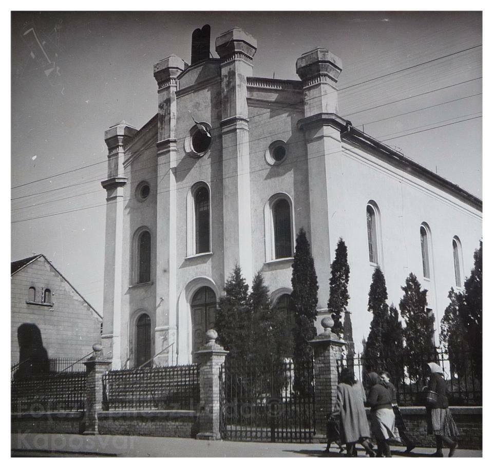 A zsinagóga az 1950-es évek elején. Forrás: https://www.facebook.com/KaposvarAnno/