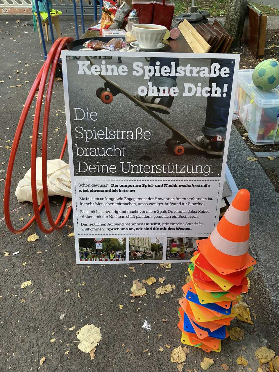 Egy kihelyezett plakát Berlinben, a Pohlstrasse-n @ Bündnis Temporäre Spielstraßen. Fotó: Bogyó Virág