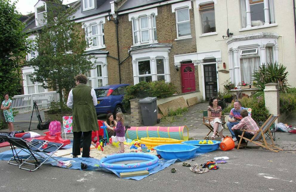 Játszóutca Londonban. © London Playstreets. Az Egyesült Királyságban szülők, nagyszülők, szomszédok, helyi szervezetek és önkormányzatok működnek együtt játszóutcák létrehozása érdekében. Forrás: @jatszoutcakat__budapestre