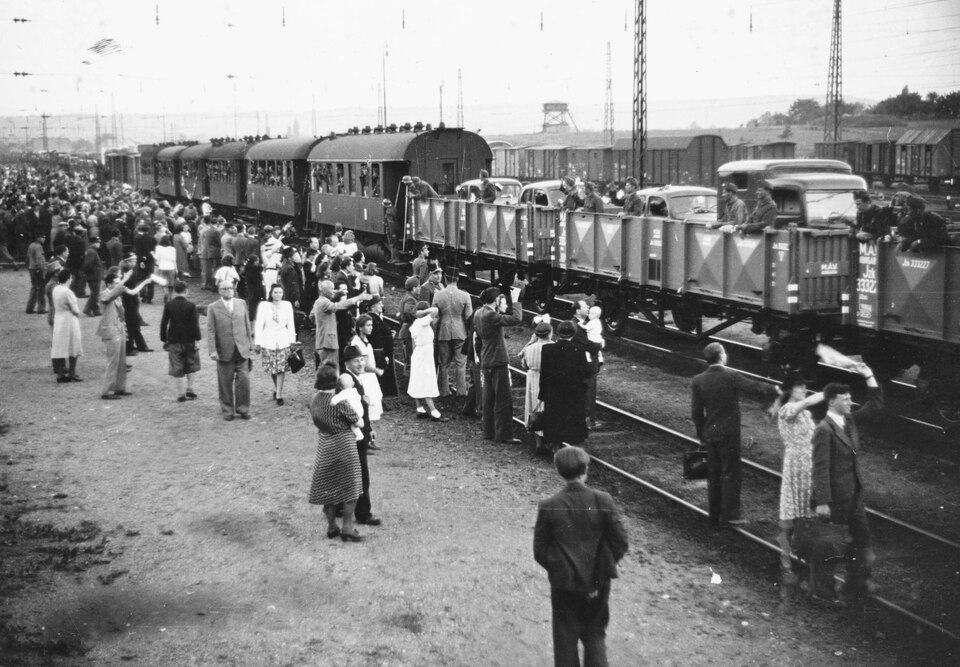 Kelenföldi pályaudvar, a Haditudósító század bevagonírozott gépjárművei, 1942. Forrás: Fortepan / Konok Tamás id