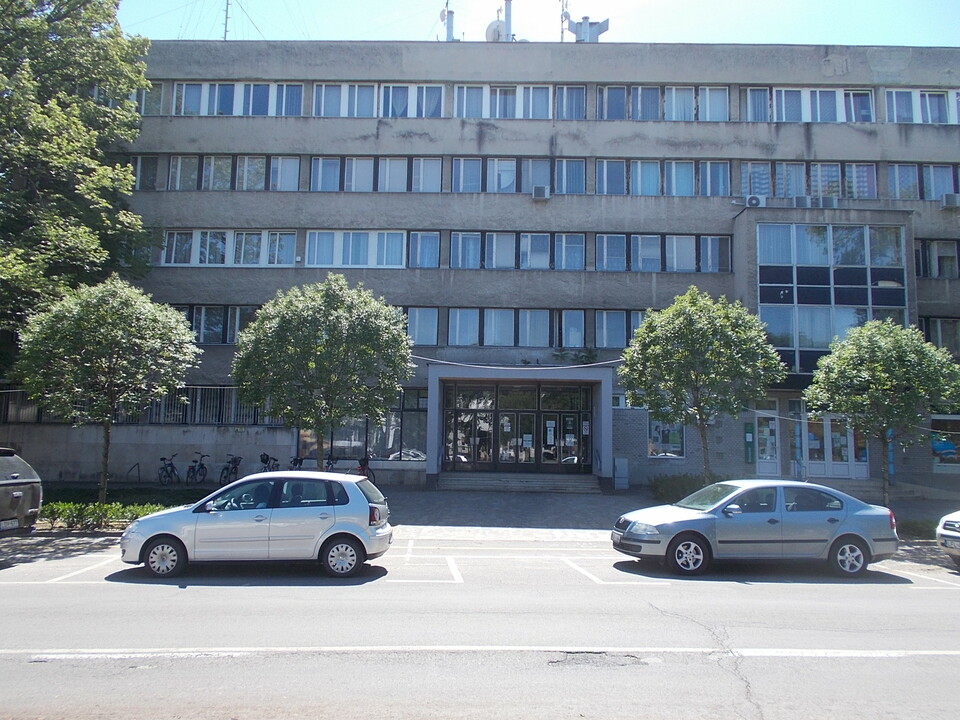 Az elbontandó egykori pártház épülete a Petőfi Sándor tér 3. szám alatt. Forrás: Globetrotter19/Wikimedia Commons