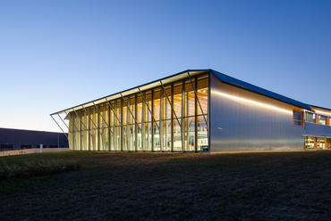 TRUMPF Gödöllő showroom. Építészet: Barlow Leibinger & Óbuda Group (foto: TRUMPF Hungary)
