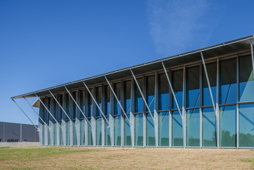 TRUMPF Gödöllő showroom. Építészet: Barlow Leibinger & Óbuda Group (foto: TRUMPF Hungary)
