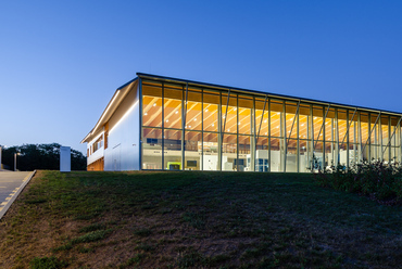 TRUMPF Gödöllő showroom. Építészet: Barlow Leibinger & Óbuda Group (foto: TRUMPF Hungary)
