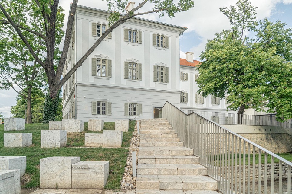 A balatonfüredi Esterházy-kastély Látogatóközpont. Építészet: MCXVI Építészműhely. Fotó: Fenes Tamás