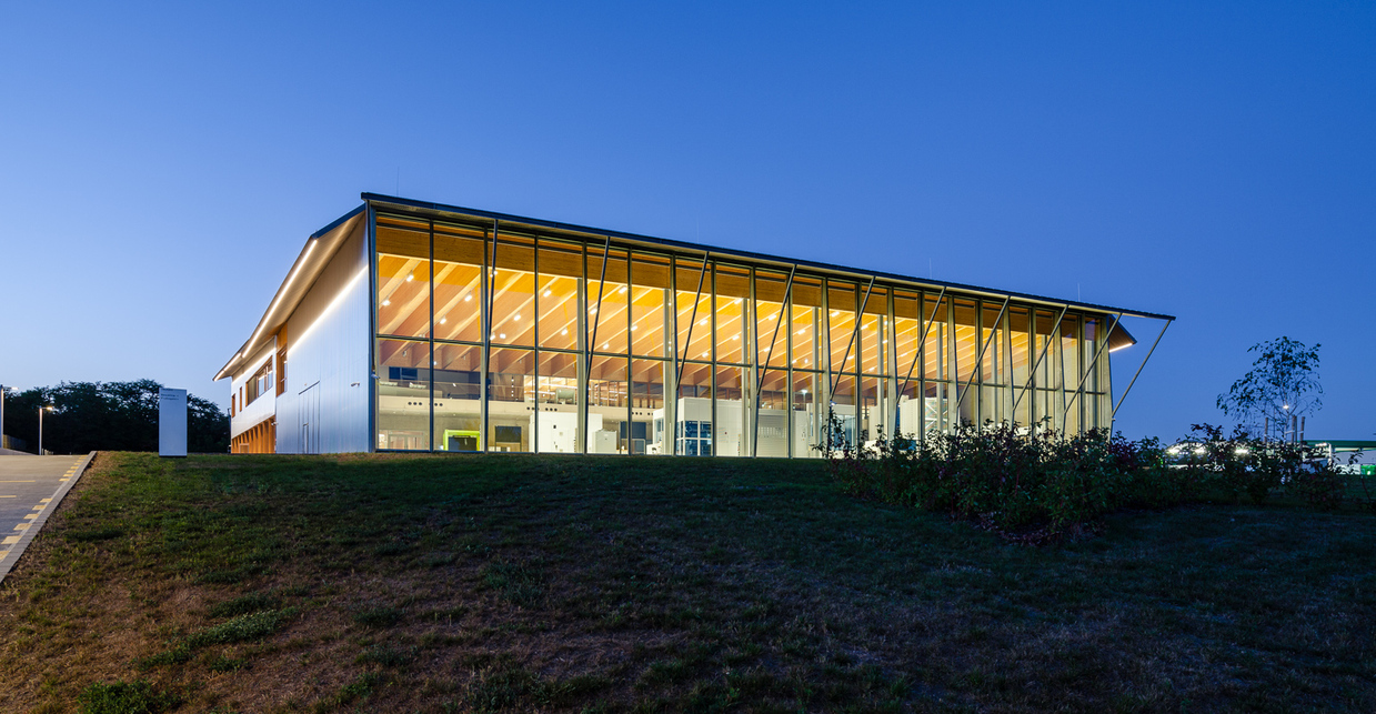 TRUMPF Gödöllő showroom. Építészet: Barlow Leibinger & Óbuda Group (foto: TRUMPF Hungary)
