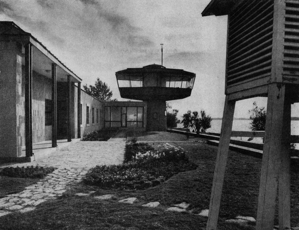 Molnár Péter: Meteorológiai Obszervatórium és viharjelző állomás, Siófok. Forrás: Magyar Építőművészet 5 (1956) 9. 285-288.