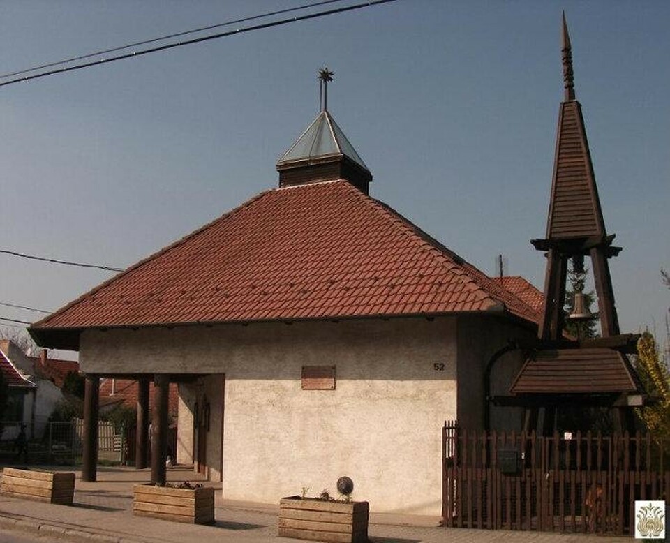 A régi népi-szoknyás jellegű harangláb. Forrás: Wikimapia