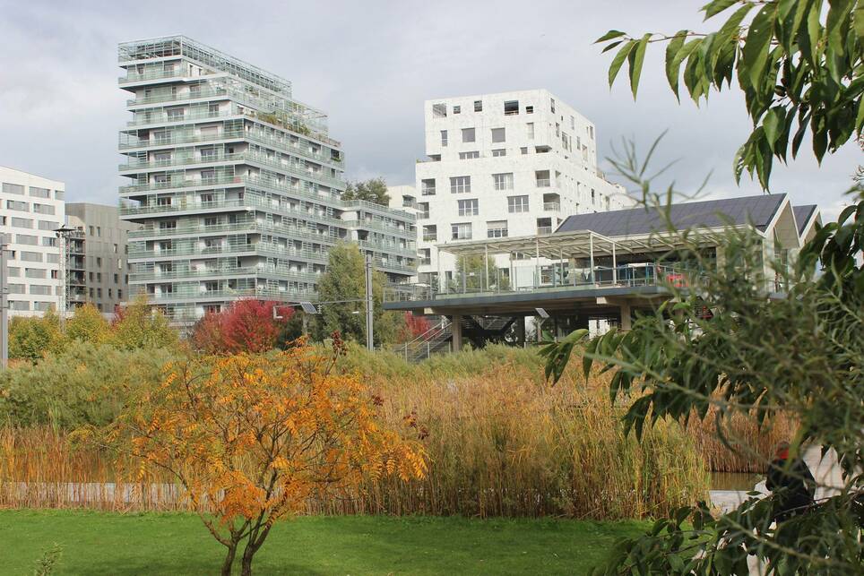 A Clichy-Batignolles ökonegyed összképe az új központi park felől, előtérben az egyik megtartott ipari épület, mely egyfajta közösségi ház, étkezdékkel, programokkal, Párizs 17. kerület. / Benkő Melinda, 2024
