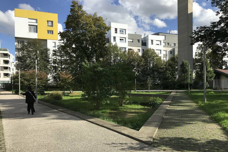 A Provinces Françaises szociális lakótelep megújítása a nagyléptékű nanterre-i városfejlesztés egyik eleme. Az ökonegyed-lakótelep négy-ötszintes épületeit akadálymentesítették és tetejükre duplex lakásokat építettek, Nanterre. / Benkő Melinda, 2024