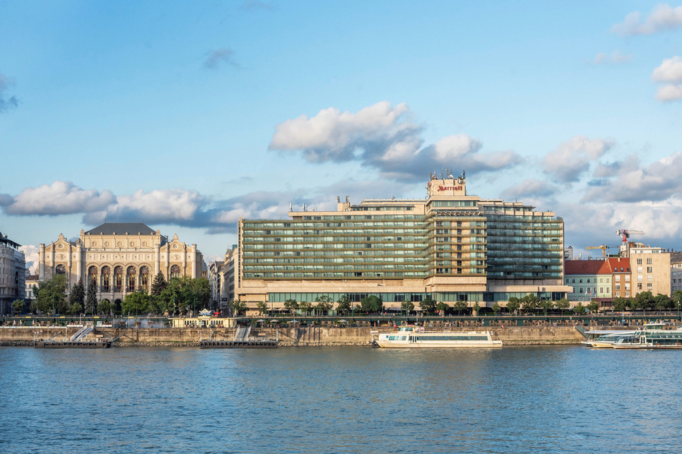 Finta József, és talán Budapest teljes városképe számára az egyik legfontosabb korai projekt volt a Duna Intercontinental Hotel, ami Kovácsy Lászlóval közös munkában készült, és 1969 szilveszterétől fogadta a vendégeket.