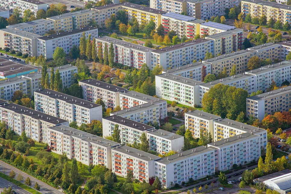Az elmúlt években világszerte beépített több millió modern ablak azóta évről évre csökkenti a meglévő épületek károsanyag-kibocsátását. Forrás: Roto