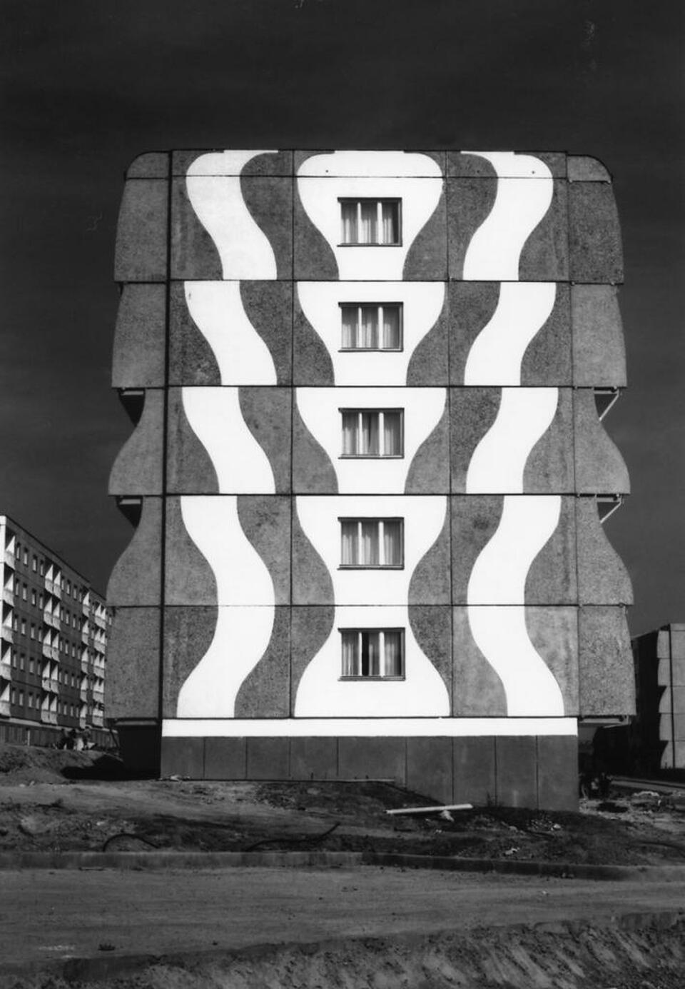 Csete György, Deák László, Jankovics Tibor, Kistelegdi István: Atomerőmű lakótelep, Paks, 1973–1976. (fotó Panyik István) // Csete Alapítvány Archívuma