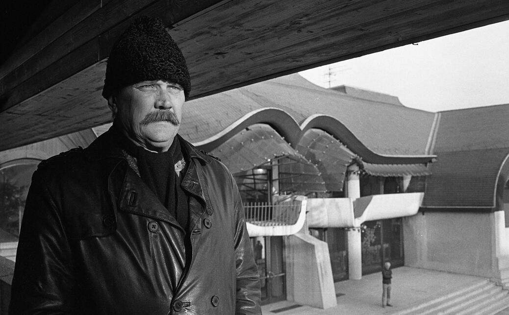Eötvös út 6., A Művelődés Háza és Könyvtára. Makovecz Imre, későbbi Kossuth-díjas építész, az épület tervezője. Forrás: fortepan_124739