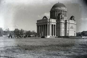 A Magyarok Nagyasszonya templom 1933-ban, nem sokkal a megépülése után (Fortepan 171590, Sütő János)
