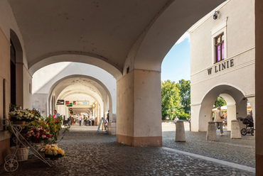 A tér épületeinek nagy része középkori alapokra épült, amik alatt sok pince máig megtalálható. A tér mai formáját az 1886-os tűzvész után nyerte el.

