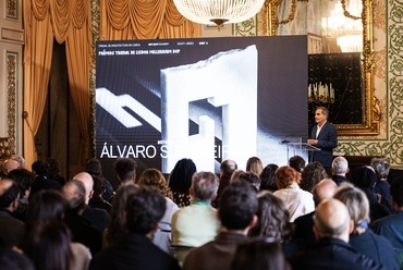 José Mateus bemutatja az Álvaro Siza által tervezett díjat. Forrás: Trienal de Arquitectura de Lisboa
