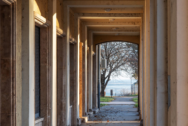 A főúti járdára szánt árkádsor egyedi összképet alkot a parkerdős, panorámás dombtetővel.
