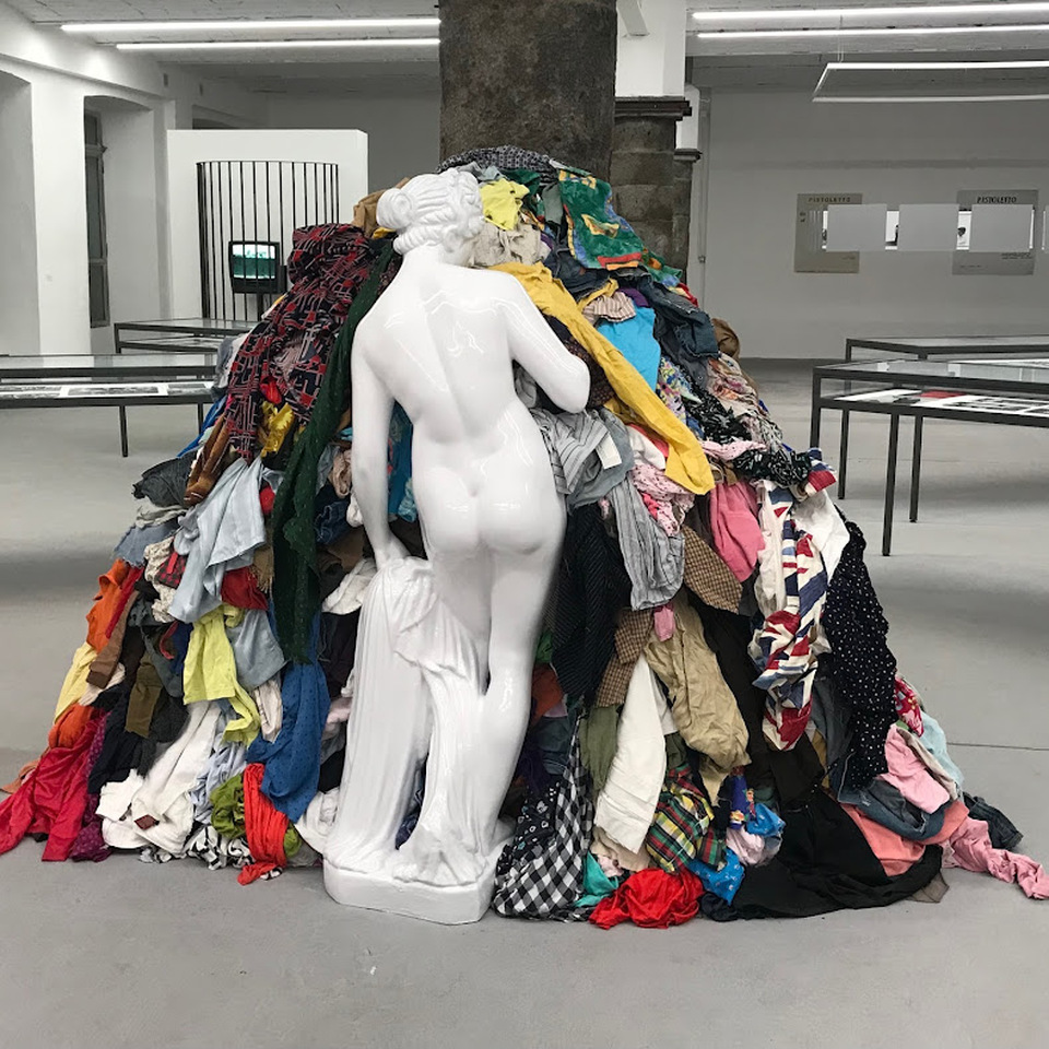 Biella, Cittadellarte Pistoletto Alapítvány, belső tér a volt textilgyárban, a Rongyok Vénusza installációval, Fotó: Cittadellarte Pistoletto Alapítvány