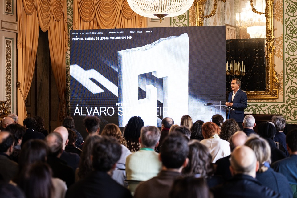 José Mateus bemutatja az Álvaro Siza által tervezett díjat. Forrás: Trienal de Arquitectura de Lisboa