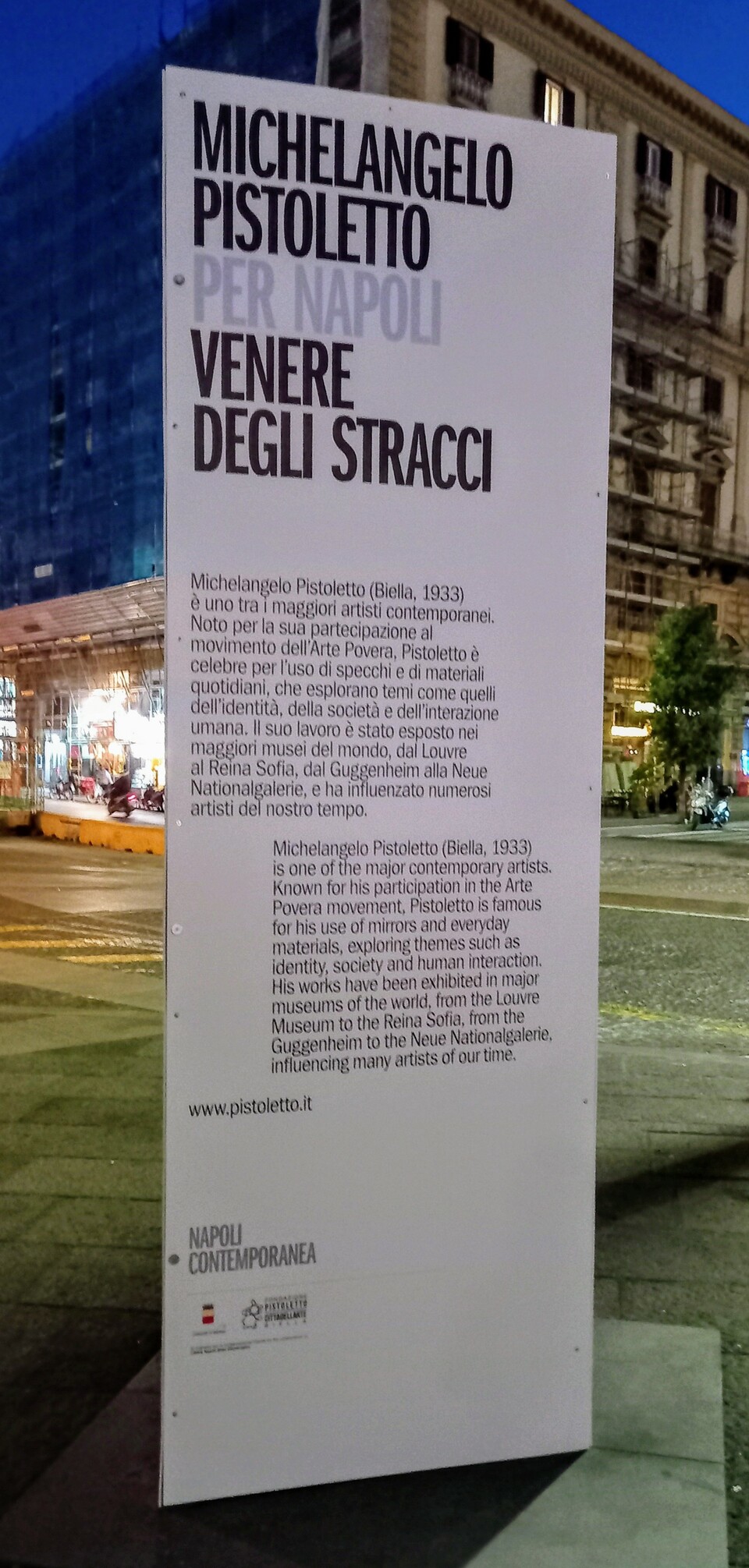 Nápoly, Piazza Municipio, tájékoztató tábla a Rogyok Vénusza installáció mellett, Fotó: Lampert Rózsa
