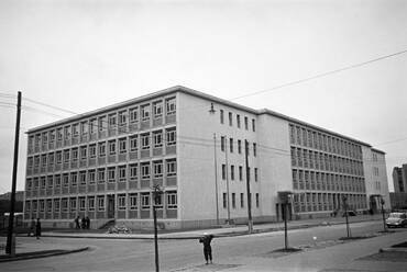 Az általános iskola épülete (későbbi nevén Lágymányosi Bárdos Lajos Két Tanítási Nyelvű Általános Iskola), amelyet Vecsei Éva tervezett 1956-ban Budapesten, a XI. kerületben. Ez az egyetlen olyan épület Magyarországon, amely máig fennmaradt a nevéhez köthetően. Baranyai utca 16–18. A fénykép 1960-ban készült. Forrás: Fortepan / Hámori Gyula / 276366.
