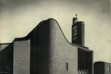 A St. Gerard Majella templom formavilágát a régi quebeci barokk templomok íves falai ihlették. [Han-Sa. Forrás: Schmertz, 1965,133-142. o.]
