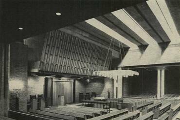 Bimah és frigyszekrény a Tifereth Jerusalem zsinagógában. [Chris F. Payne. Forrás: Schmertz 1965, 142. o.]
