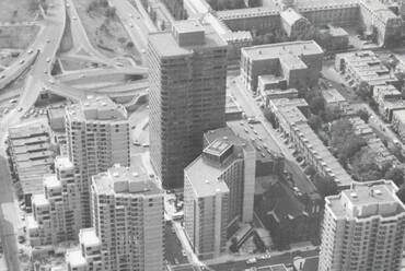La Cité, Montréal (1973–1977). Multifunkcionális épületkomplexum, amely 120 millió dollárból valósult meg az 1976-os olimpia számára. A négy városblokkra kiterjedő, 2,8 hektáros projekt lakó- és közösségi funkciókat egyesít. (1973–1977). [V. Juster. Forrás: Schmertz 1978, 111. o.]

