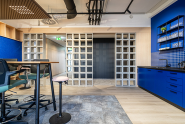 A Magyar Doka Kft. megújult irodája. Tervező: UPPER Design Studio. Fotó: Hlinka Zsolt
