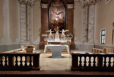 Kortárs liturgikus berendezés Nyergesújfalun. Fotó: Jahoda Róbert
