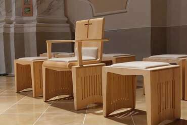 Kortárs liturgikus berendezés Nyergesújfalun. Fotó: Jahoda Róbert
