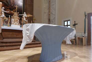 Kortárs liturgikus berendezés Nyergesújfalun. Fotó: Jahoda Róbert
