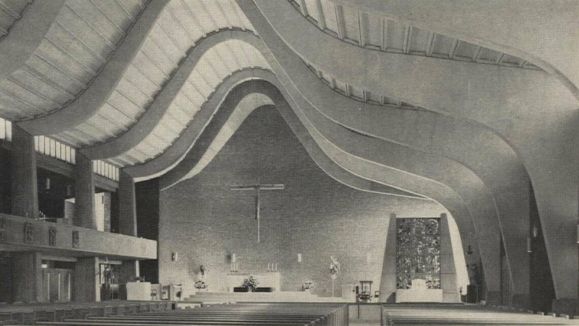 St. Gerard Majella templom, ívelt tetőszerkezet. A templom magas, ívelt tetőszerkezete a kóruskarzat befogadását szolgálja, és a főoltár tengelyén emelkedik a legmagasabbra. [Han-Sa. Forrás: Schmertz, 1965, 137. o.]
