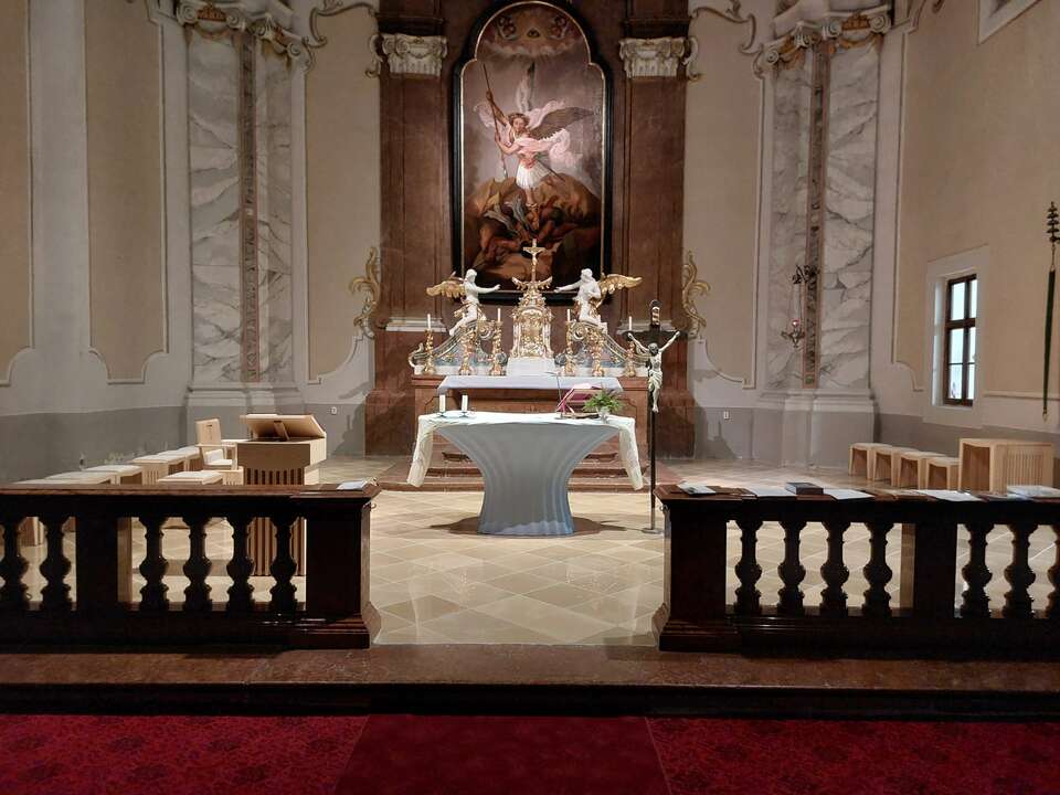 Kortárs liturgikus berendezés Nyergesújfalun. Fotó: Jahoda Róbert
