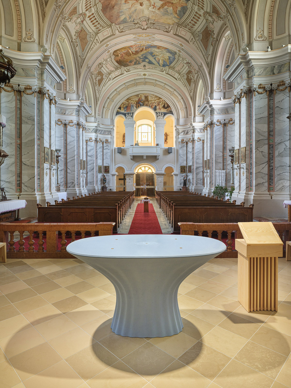 Kortárs liturgikus berendezés Nyergesújfalun. Fotó: Dömölky Dániel
