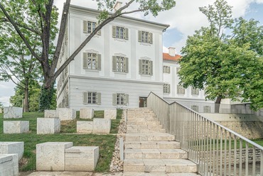A balatonfüredi Esterházy-kastély Látogatóközpont. Fotó: Fenes Tamás (Építészfórum archívum)
