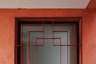 Alvaro Siza mellett Carlo Aymonino és Aldo Rossi is tervezett szociális házat Giudecca szigetére (Rafael Moneo terve egyelőre papíron maradt). A képen Aymonino rajzasztalán született geometrikus ablakrácsa látható.
