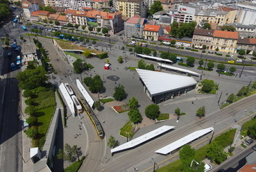Térben még inkább látszik, kicsi türelem kell csak, és tényleg zöld lesz a tér. Fontos tudni, hogy a túlzottan koros fák elültetése rendkívül nagy rizikóval bír. Az optimális méret a fák városi telepítésénél nem hoz egyből erdő látványt. Nem véletlen mutat egy terv 10-15 éves állapotot.... // Vezető tervező tájépítész: Szakács Barnabás

