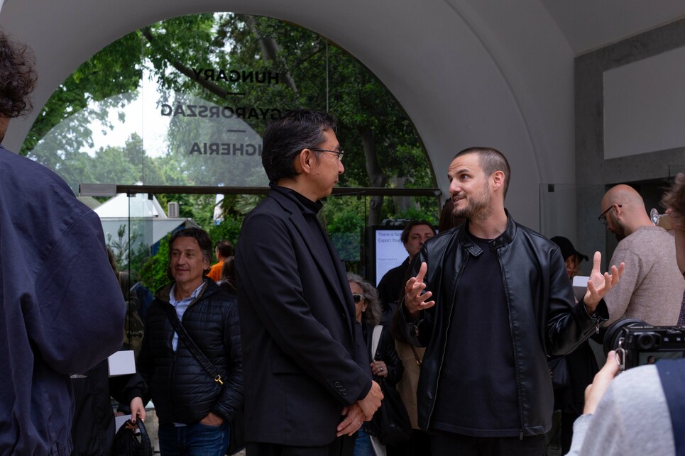 Pintér Márton és Sou Fujimoto (a Magyar Zeneháza tervezője) a magyar pavilon megnyitóján. Fotó: Novak Doro