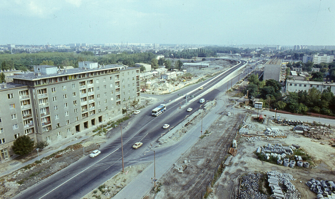 Üllői út, szemben a Ferihegyi Repülőtérre vezető út, felüljáró a Kőér utcánál, 1980. Forrás: Fortepan / FŐMTERV
