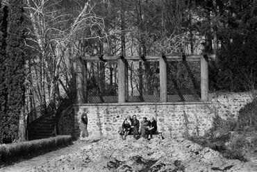 Fekete István / Szigliget, Esterházy-kastély, az Írók Alkotóházának parkja. Balra áll Papp József kertész, kertészeti szaktanár, dendrológus, botanikus. A padon középen Fekete István író és Majoros István író, műfordító, filmesztéta, filmkritikus, 1966. Forrás: Fortepan 107252 / Hunyady József
