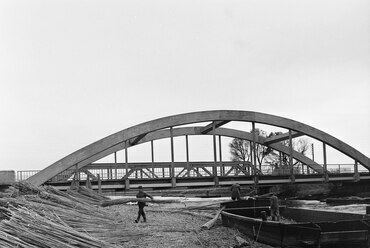 Keszthely, a Zala folyó Fenékpuszta határában, közúti (később gyalogos és közműhíd) mögötte a vasúti híd, 1969. Forrás: Fortepan 178046 / Bojár Sándor
