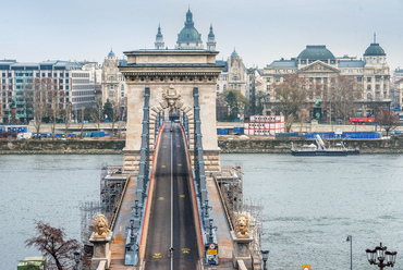 Lánchíd, háttérben a Széchenyi tér.

Fotó: Gulyás Attila

