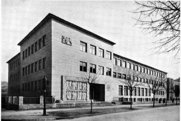 Főhomlokzat az egykori domborművel (Forrás: Tér és Forma, 1943). Forrás: Ujbuda.hu
