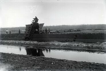 Kis-Balaton, a Zala folyó medrének kialakításán dolgozó kotrógép, 1928. Forrás: Fortepan 172427 / Göcseji Múzeum / Morandini-Schlemmer hagyaték
